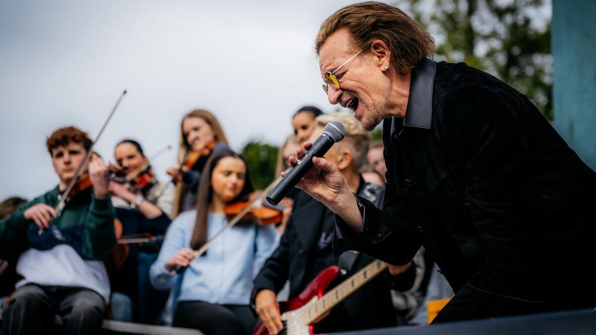 U2 celebra 50 anos com show surpresa em Dublin