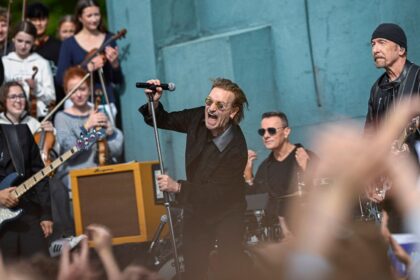 U2 celebra 50 anos com show surpresa em sua antiga escola de Dublin