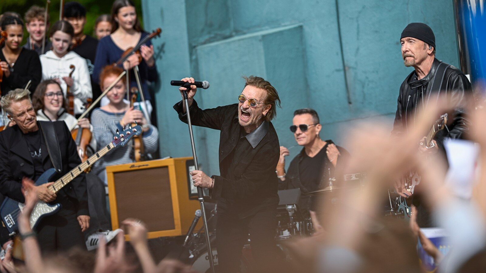 U2 celebra 50 anos com show surpresa em sua antiga escola de Dublin