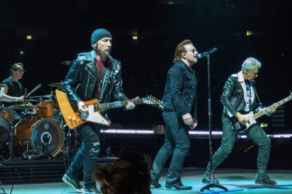 U2 vai tocar no show do intervalo do jogo de Ação de Graças da NFL na Netflix