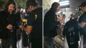 Dave Grohl comprando merch pirata no show do Oasis. Crédito: tpgnews.