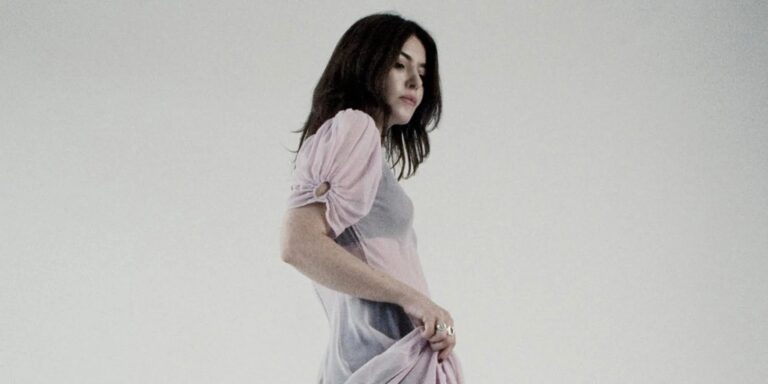 Laura-Mary Carter estreia single ‘Four Letter Words’