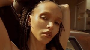 FKA Twigs lança ‘Cheap Hotel’ e confirma álbum para 14 de novembro