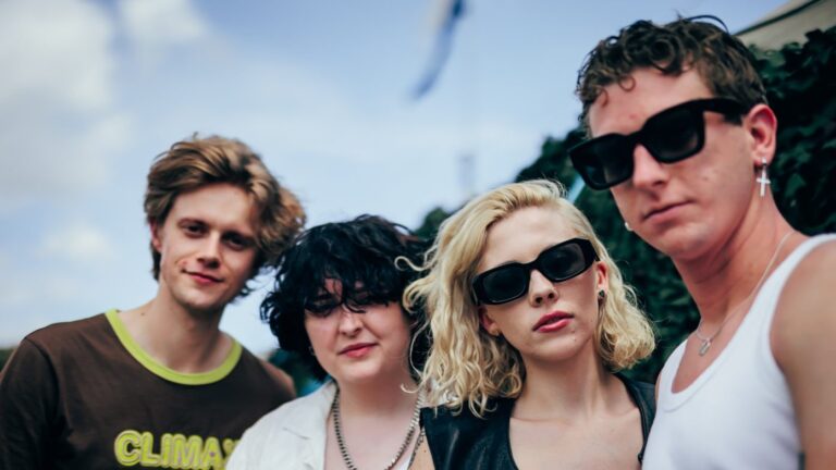 Pale Waves lança cover de ‘Zombie’, do The Cranberries