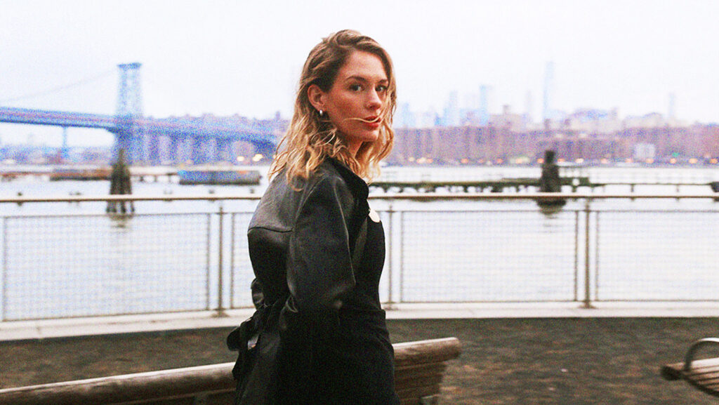 Anna of the North. Crédito: Capa do álbum "Girl In A Bottle".