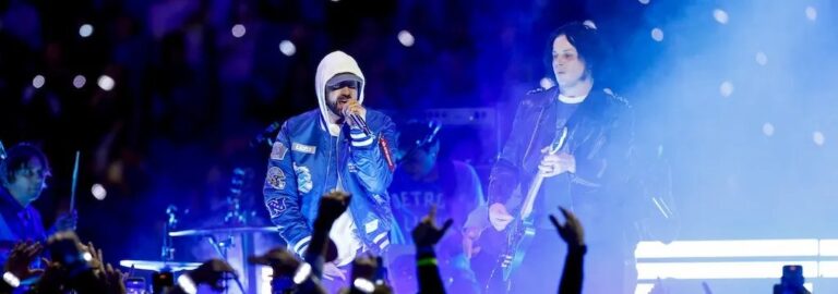 Jack White / Eminem na NFL. Foto: Kevin Sabitus/Getty Images.