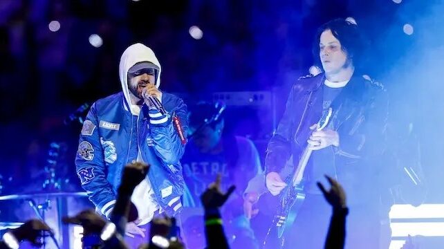 Jack White / Eminem na NFL. Foto: Kevin Sabitus/Getty Images.