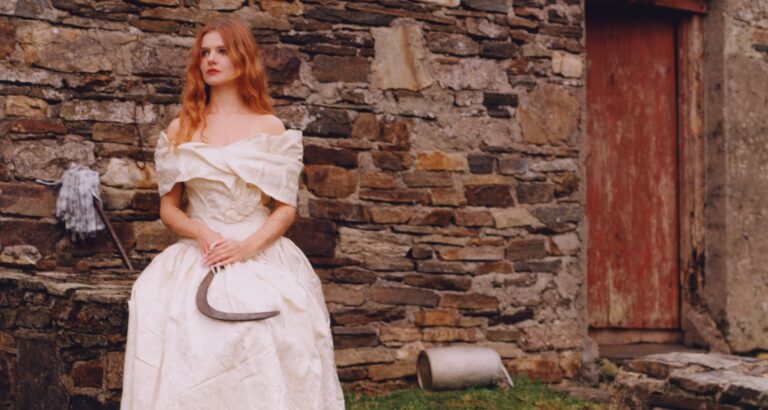 Rosie Carney anuncia novo álbum “Doomsday Dont Leave Me Here”