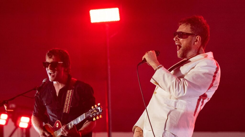 Graham Coxon e Damon Albarn. Crédito: Scott Dudelson/Getty Images.