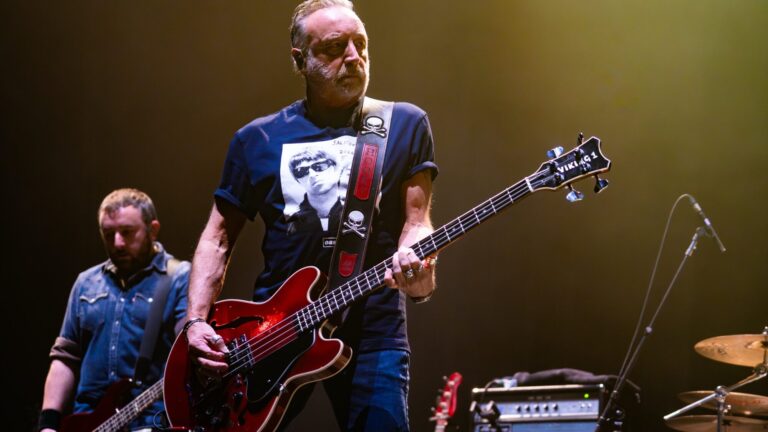 Joy Division, New Order, Peter Hook. Crédito: Peter Hook performs live. Lorne Thomson/Redferns/Getty.