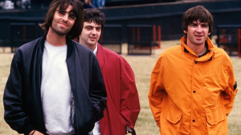 Liam Gallagher, Paul ‘Guigsy’ McGuigan e Noel Gallagher em 1996
