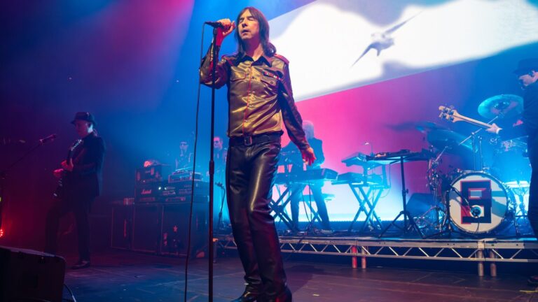 Bobby Gillespie, do Primal Scream, no The Roundhouse, em dezembro de 2025