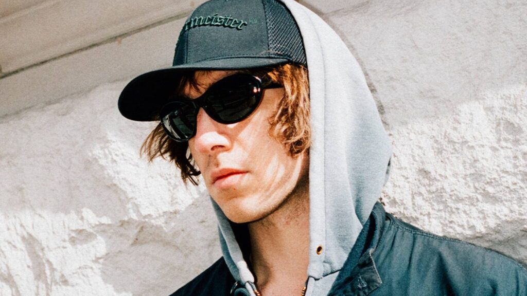 Cameron Winter, da banda Geese, usando óculos de sol da Sub Sun