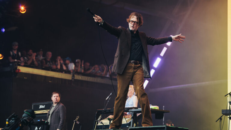 Jarvis Cocker se apresenta com o Pulp no Glastonbury 2025