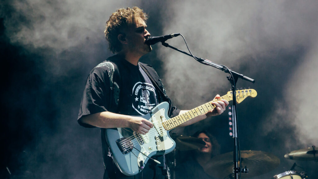 Sam Fender se apresentando no Reading 2023