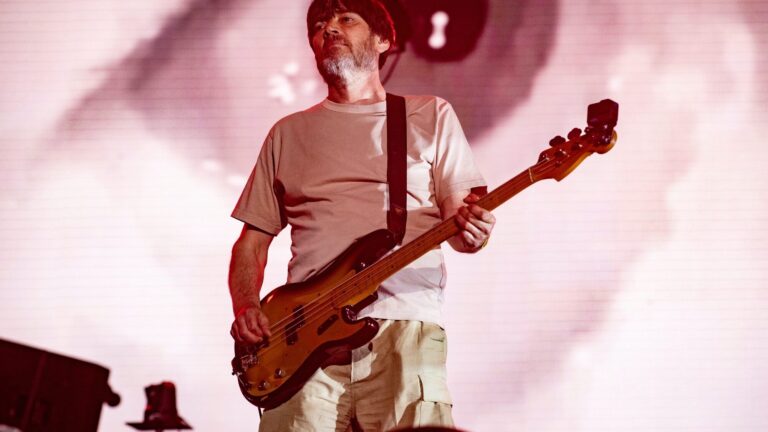 Alex James se apresenta ao vivo com o Blur