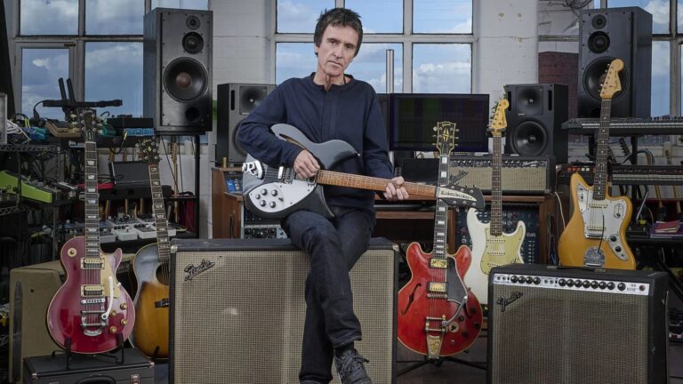 Johnny Marr em seu estúdio