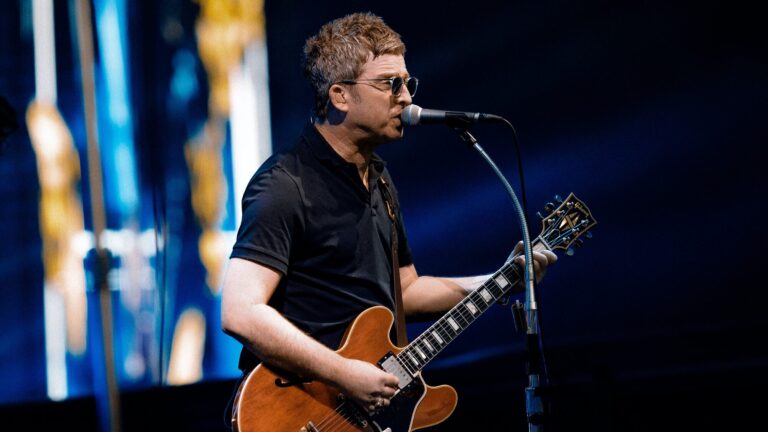 Noel Gallagher se apresenta com o Oasis no Heaton Park, em Manchester.