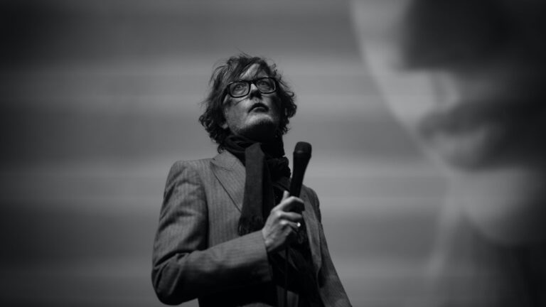 Jarvis Cocker, do Pulp, se apresenta ao vivo