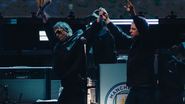 Liam e Noel Gallagher na turnê 'Live ’25' do Oasis
