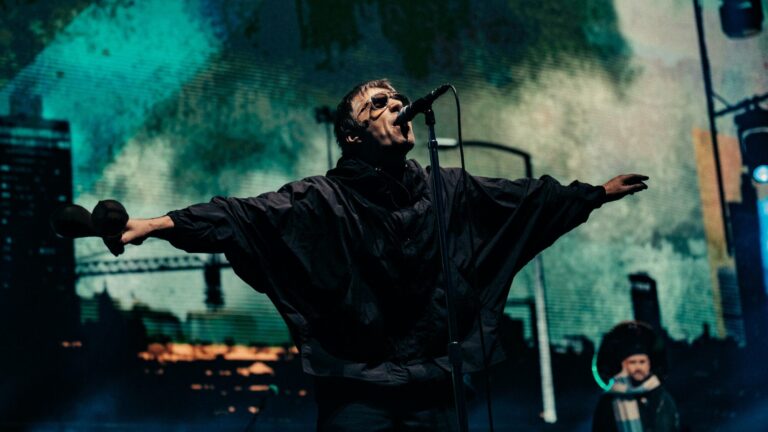 Liam Gallagher se apresenta ao vivo com o Oasis