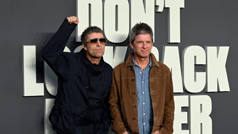 Liam e Noel Gallagher chegam para a estreia no Reino Unido de 'Oasis: Don't Look Back In Anger'